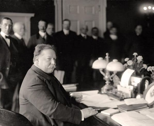 President Taft signing the proclamation of independence for New Mexico.