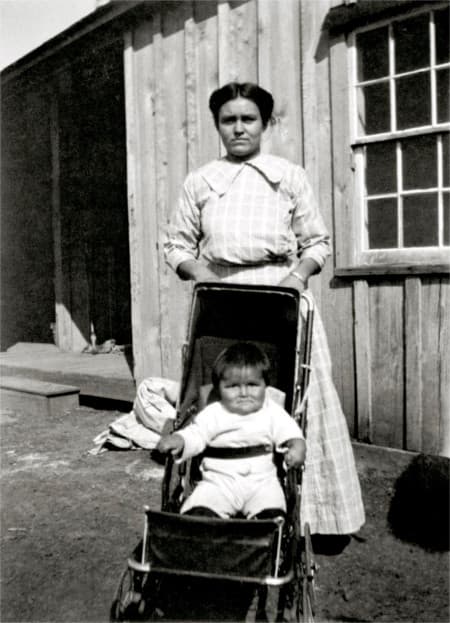 Blossom Haozous and daughter Ethelene. Fort Sill circa 1911. Courtesy Houser Family Archive