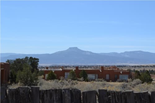 O'Keeffe-Summer-House-and-Cerro-Pedernal